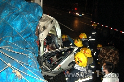 滬寧高速無錫方向兩車追尾1人受傷