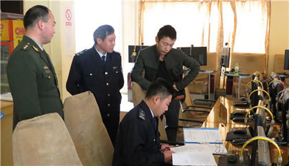 執法人員正在對網吧進行安全檢查