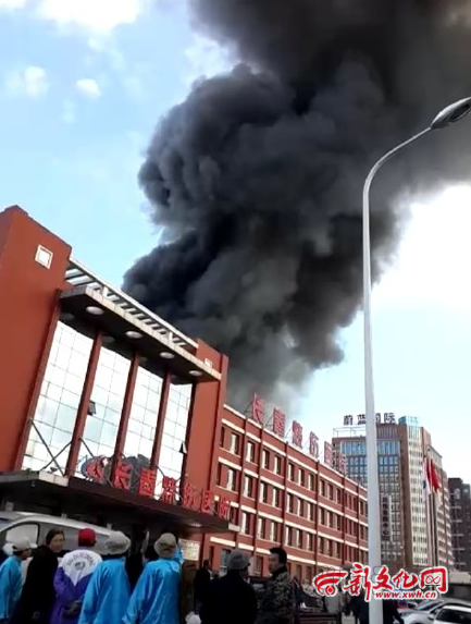 長春燒傷醫(yī)院附近廠房著火 現(xiàn)場濃煙滾滾