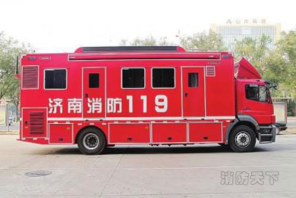 衛星通信指揮車