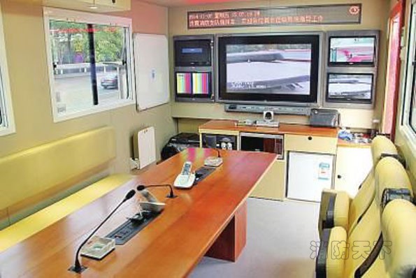 衛星通信指揮車內部