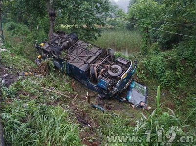 咸寧國(guó)107國(guó)道一大型客車側(cè)翻9人受傷