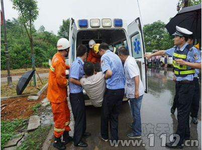 咸寧國(guó)107國(guó)道一大型客車側(cè)翻9人受傷
