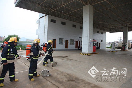組織消防官兵對(duì)易燃易爆單位開(kāi)展演練