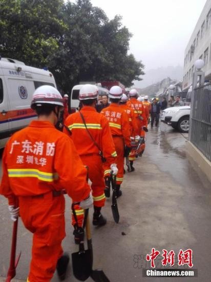 12月20日上午11時40分,廣東省深圳市光明新區(qū)柳溪工業(yè)園附近發(fā)生山體滑坡,經(jīng)初步核查,此次滑坡事故共造成22棟廠房被掩埋,涉及公司15家。截至發(fā)稿時,現(xiàn)場已安全撤離約900人,尚有22人未取得聯(lián)系,救出被困人員4人,其中3人輕傷,暫無生命危險;另1人未受傷。目前消防、特警、衛(wèi)生等近1500人,正全面開展搜救工作。敖卓謙 攝