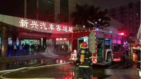 消防人員操作消防設備
