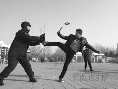 演練中,特警制服持刀嫌疑人。