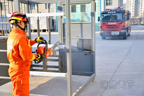 3月1日,山東聊城公安消防支隊(duì)的消防員們正在進(jìn)行“雙干線三支水槍”實(shí)戰(zhàn)演練。