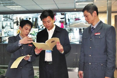 北京西城支隊防火處參謀李強在人大代表住地開展日常消防巡查檢查。