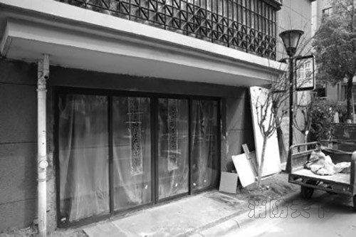 男子買5間地下儲(chǔ)藏室 占消防通道建“五室一廳“