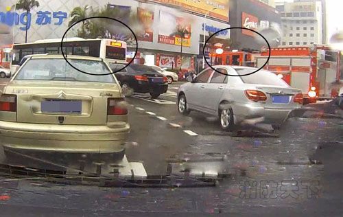 黃先生的行車記錄儀顯示:公交車堵在消防車前面(畫圈處)