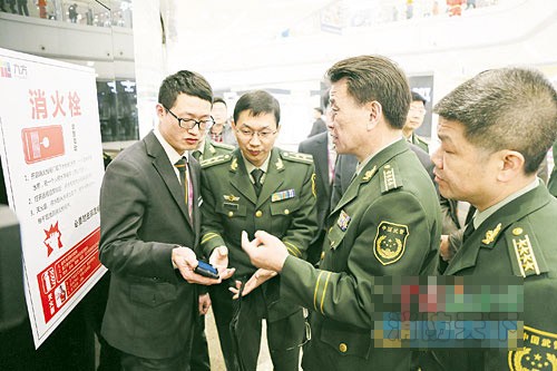 周久經(jīng)(前排右二)督導檢查智慧消防建設工作