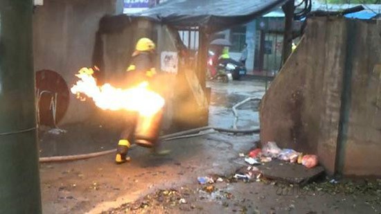 南昌居民樓發生爆炸 消防員提燃燒煤氣罐跑6樓