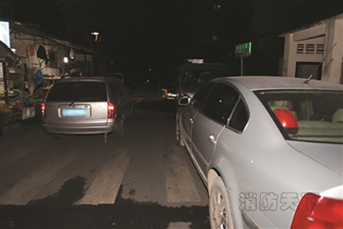 昨晚火情發(fā)生后，仍可看到小區(qū)道路兩旁停滿了私家車。