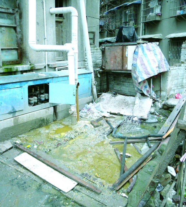 平安巷14棟26號(hào)樓前,路面污水橫流。