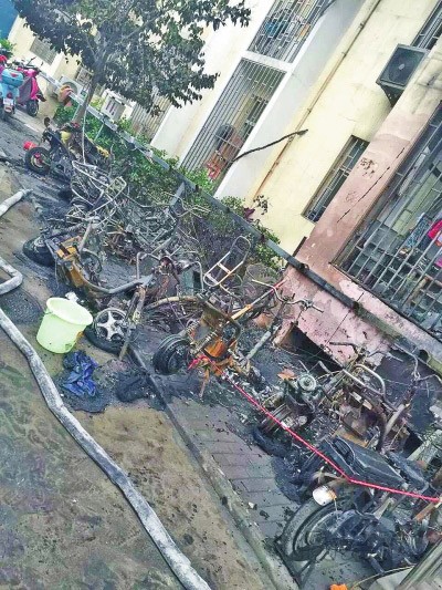 飛線充電 鄭州一小區30輛電動車被燒成鐵架子