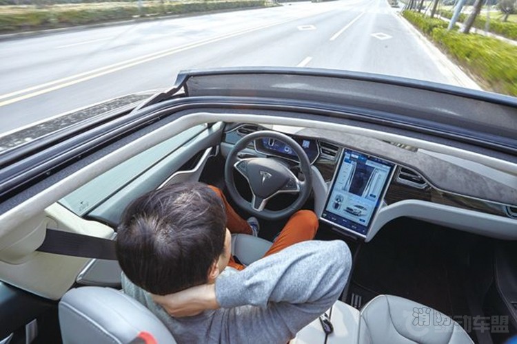 特斯拉車禍后起火 電動汽車安全性遭拷問！