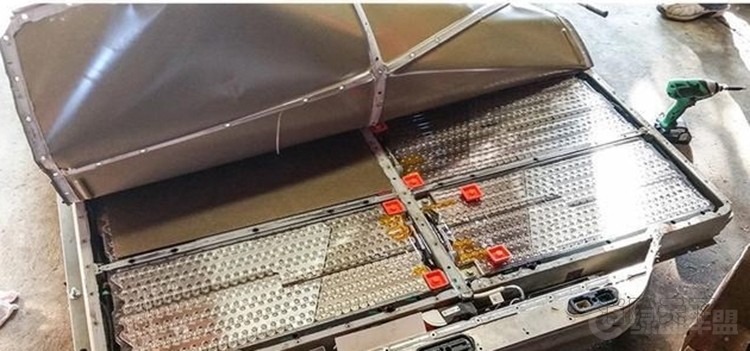 特斯拉車禍后起火 電動汽車安全性遭拷問！