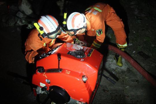 消防員到達現場后,利用手抬機動泵對道路進行排水