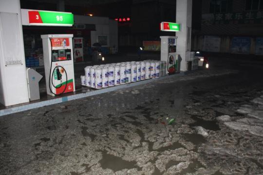 由于暴雨,當地加油站消防水池,己溢滿淹向油罐區