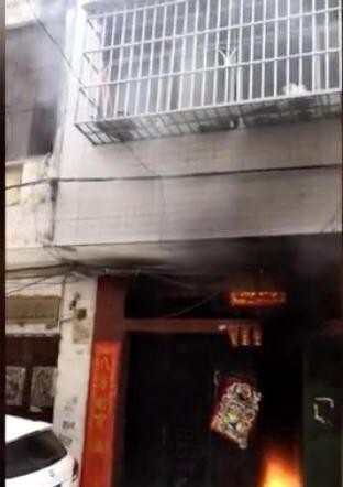 靈山縣一民房起火。視頻截圖